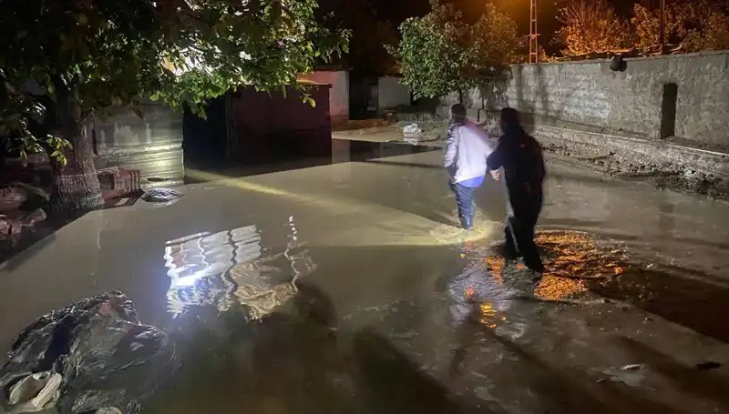 Aniden Düşen Yağmur 20 Dakikada Sel Felaketi Yarattı!