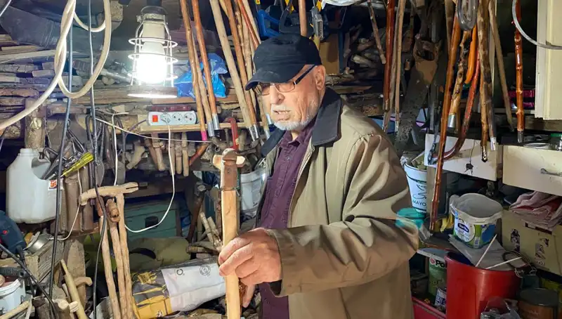 Evinin Odunluğunu Atölyeye Dönüştüren Yetenekli Sanatçı