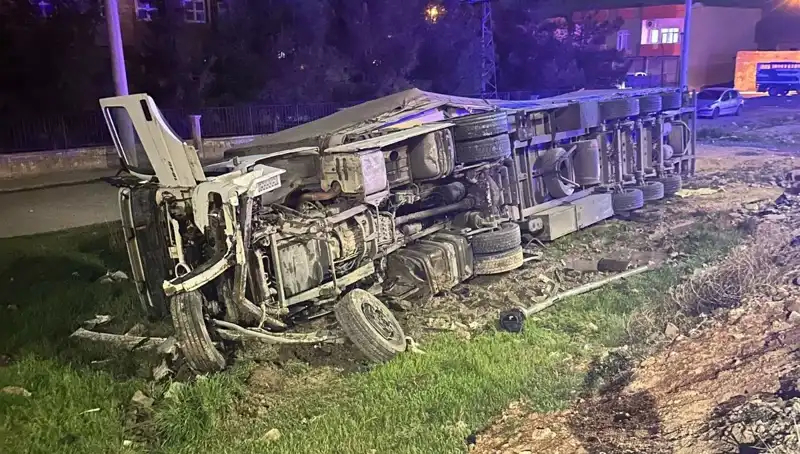 TIR Devrildi: Kaza Sonrası 6 Yaralı, Olay Yeri Kaosa Döndü