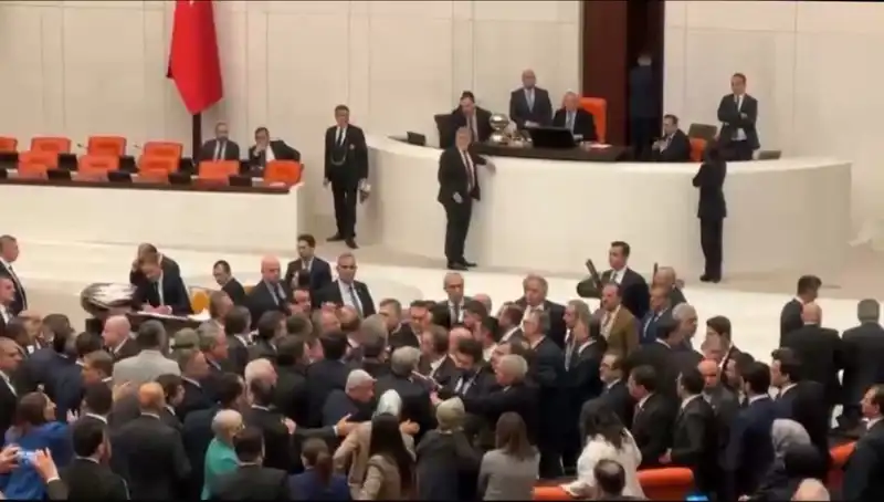Mecliste Gergin Anlar: Emekli İkramiyesi Tartışmaları Alevlendi