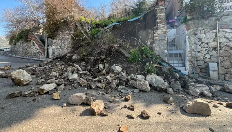İstinat Duvarının Çökmesiyle Yolda Korku Dolu Anlar Yaşandı