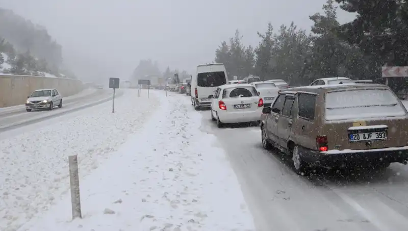 Denizli-Antalya Kara Yolunda Kar Fırtınası: Trafik Kilitlendi