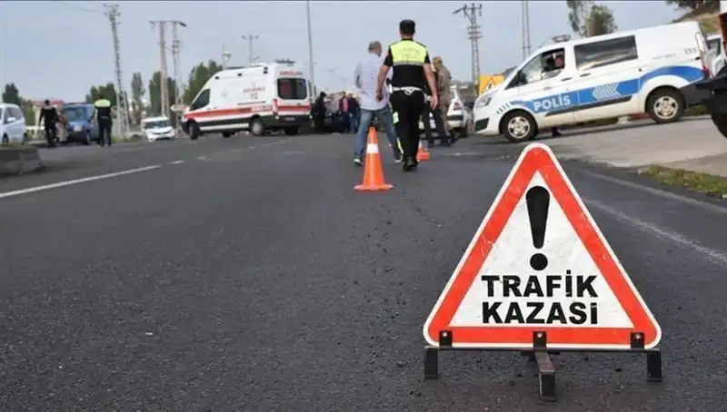 Antalya'da Otomobil Kanala Devrildi: Yaralıların Durumu Ciddi mi?