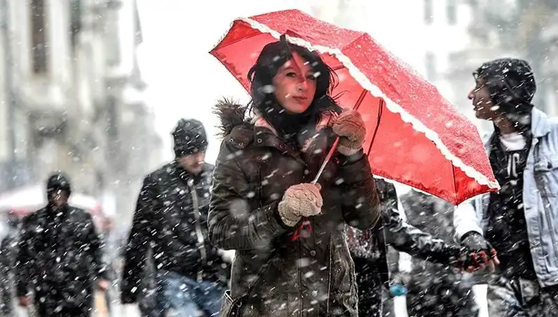 Soğuk Hava Dalgası İstanbul'u Vurdu: Sıcaklık 20 Derece Düşecek!