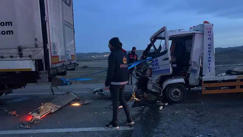 Kazaya Yardım Eden Sürücünün Talihsiz Anı: Çekici Çarpınca Yaralı Sayısı Dört Oldu