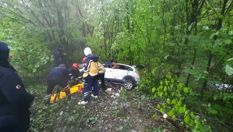 Direksiyon Hakimiyetini Kaybeden Araç, Ormana Uçarak Feci Bir Kazaya Neden Oldu