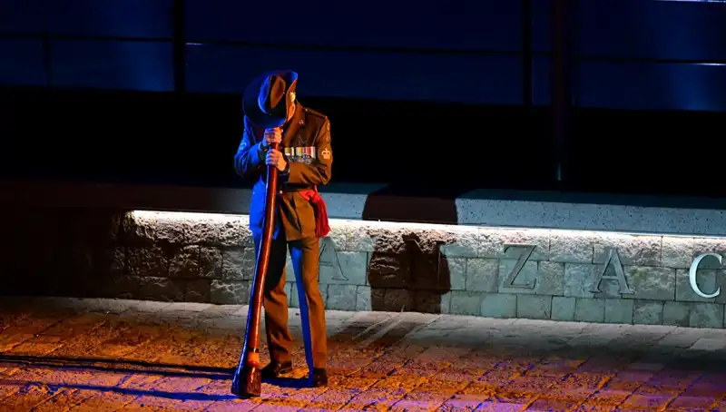Anzak Koyu'nda Duygusal Şafak Ayini: Tarih ve Anma İçin Bir Araya Geldi