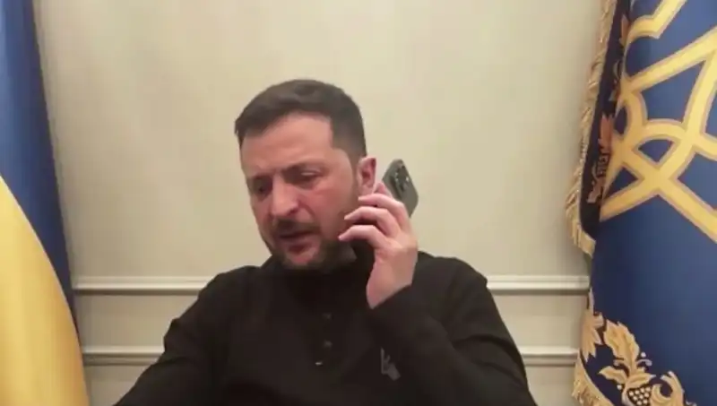 Zelenski'nin Basın Toplantısında Macron'dan Sürpriz Telefon: "Seni Sonra Arayacağım"