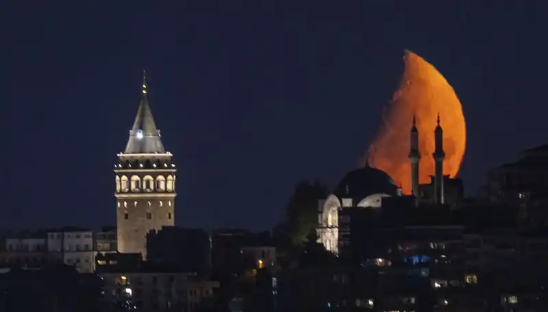 İstanbul'da Yarım Ay Işığında Büyüleyici Bir Gece Yaşandı