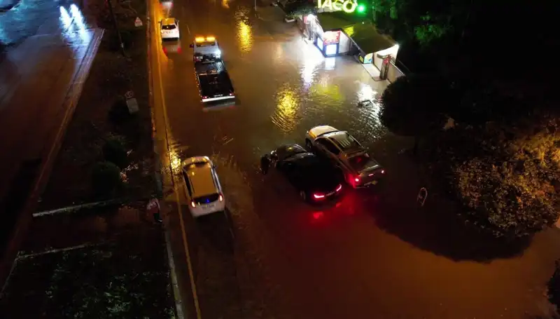 Adana’da Yağmur Altyapıyı Vurdu: Caddeler ve Yollar Sular Altında Kaldı!