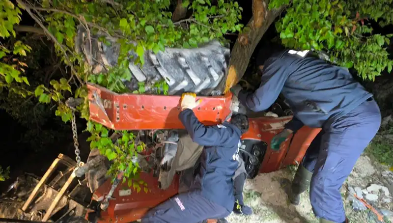 Kontrolden Çıkan Traktör Devrildi: Tragedi Pazar Sabahı Yaşandı