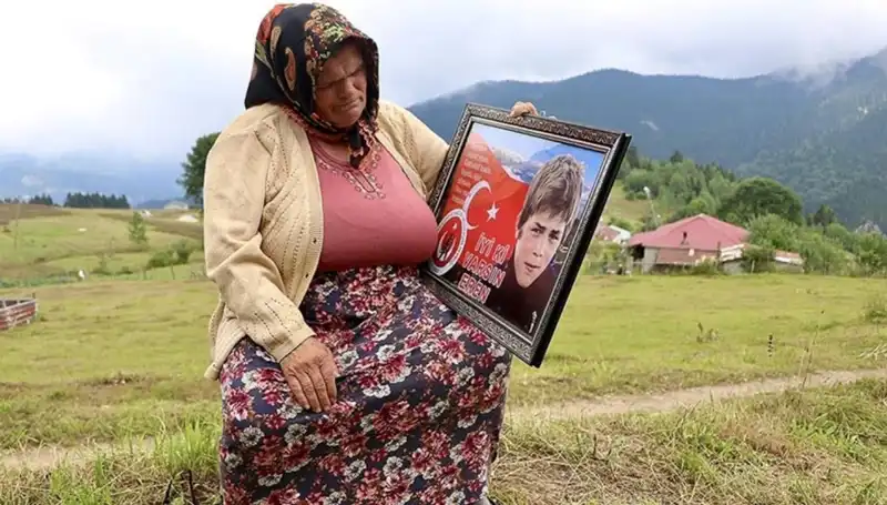DEM Parti, Eren Bülbül’ün Annesini Unutmadı: Bayram Tebriği ve Anma Günü