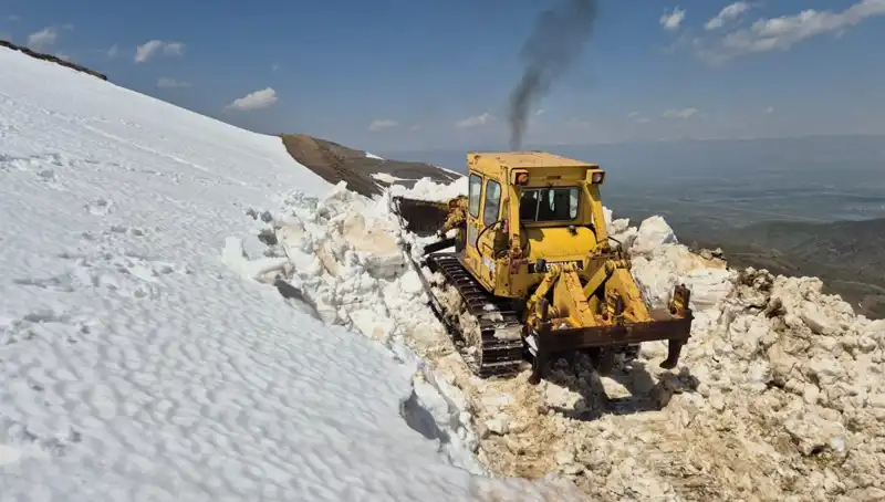 Nisan Ayında 2 Metreyi Bulaşan Karla Mücadele: Yol Açma Çalışmaları Başladı