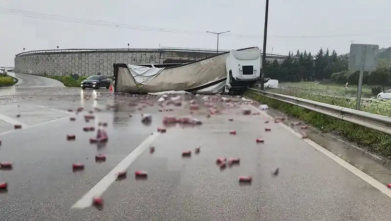 TIR Devrildi, İçkiler Yola Saçıldı: Kazanın Şok Edici Ayrıntıları