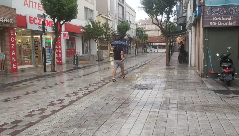 Kırklareli’de Sağanak Yağış, Şehirde Hayatı Olumsuz Etkiledi