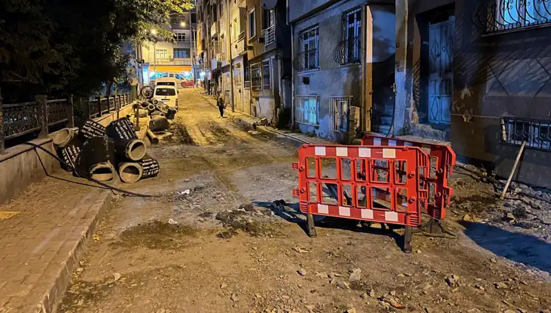 Bayrampaşa'da Altyapı Çalışmalarında Korkutan Anlar: Rögar Kapağı Patladı