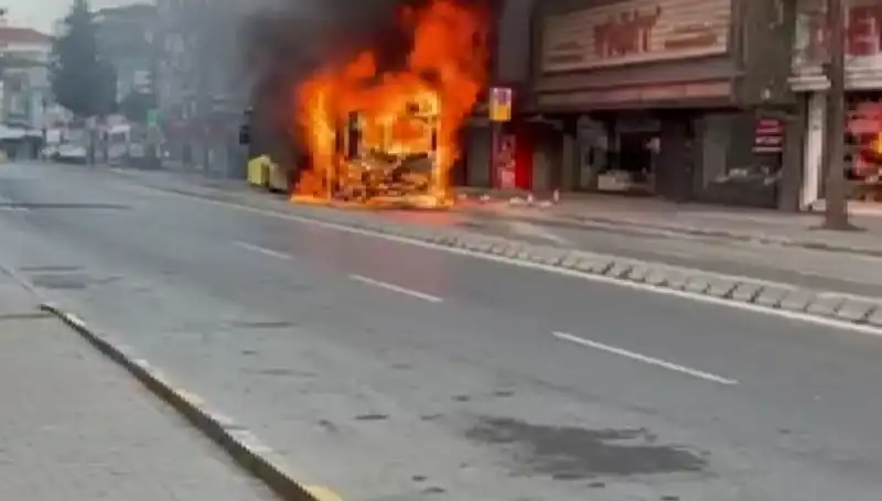 Ümraniye’de Korku Dolu Anlar: İlçede Birden Alev Alan Araç Panik Yarattı