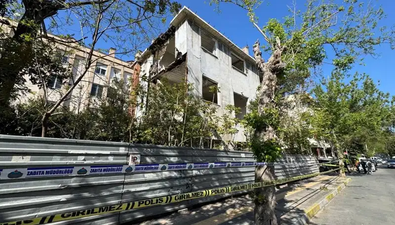 Bakırköy'de Deprem Etkisi: Metruk Bina Kısmen Çöktü, Havada Endişe