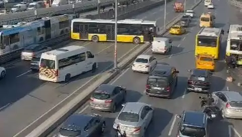İstanbul'da İETT Otobüsü Kazaya Karıştı: Trafik Felç Oldu!