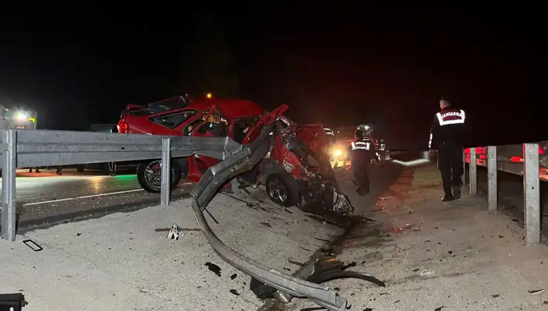 Otomobil Bariyerlere Çarpınca Demir Yığınına Dönüştü: Feci Kaza 2 Can Aldı
