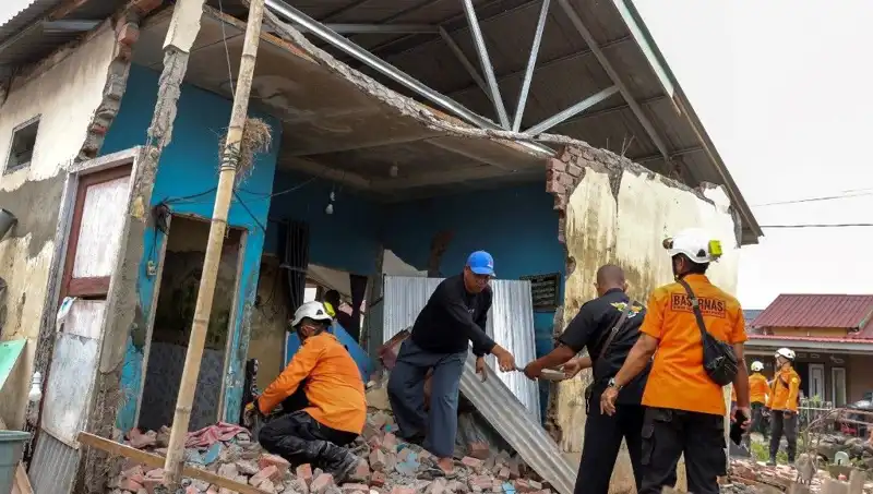 Endonezya'da 5,7 Büyüklüğünde Deprem! 8 Ev Çöktü, İhmal Edilmemesi Gereken Detaylar