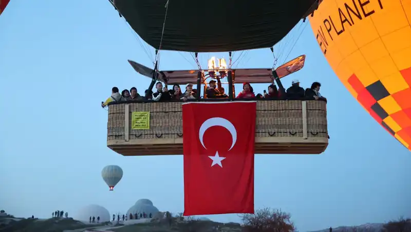Kapadokya’lı Balonlar 23 Nisan’da Türk Bayraklarıyla Gökyüzüne Yükseldi!