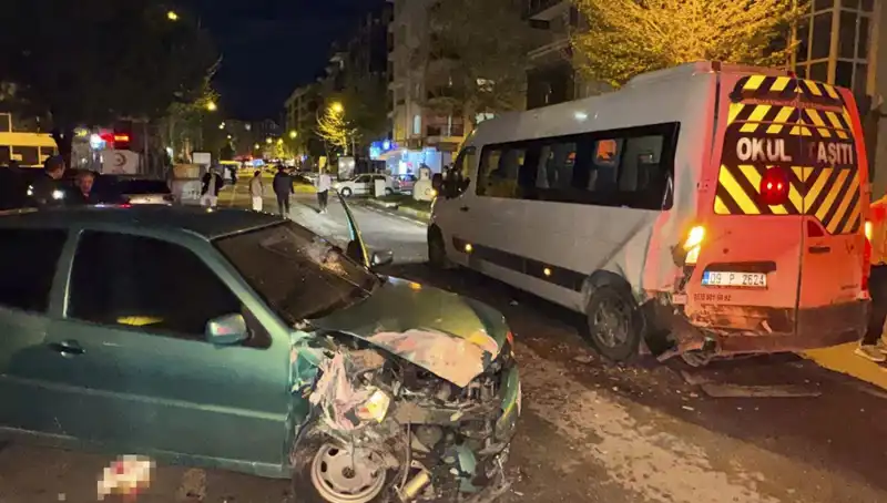 Otomobil Servis Minibüsüne Çarptı: Sokaklar Kan Gölüne Döndü, 6 Yaralı!