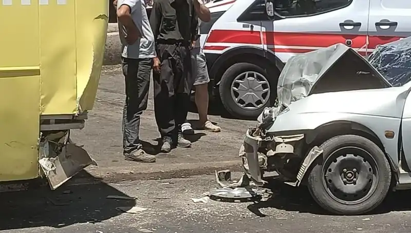 Halk Otobüsü ile Otomobil Çarpıştı: İki Kişi Yaralandı