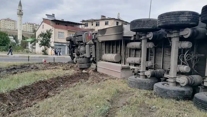 Erzurum'da Freni Boşalan TIR Korku Dolu Anlara Neden Oldu
