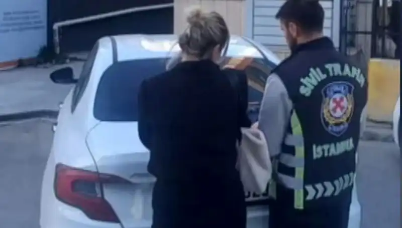Kadıköy'de Drift Attığı İçin Kadın Sürücüye 48 Bin TL Ceza Verildi!