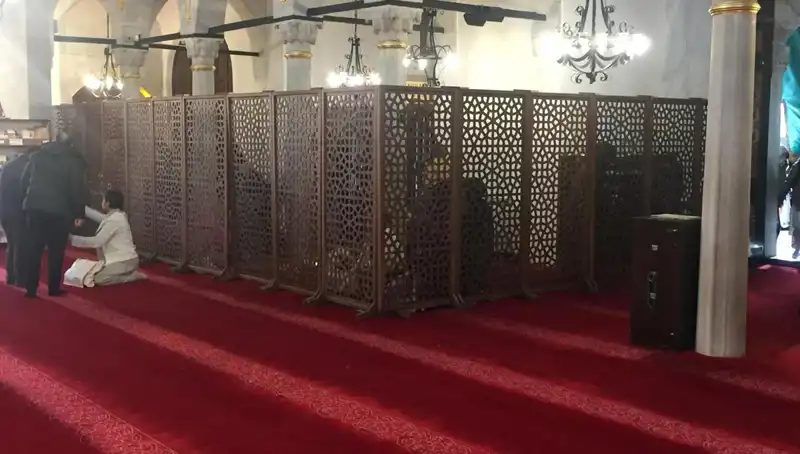 Kadın ve Erkeklerin Yan Yana Teravih Namazı Kılması: İddiaların Ardındaki Gerçek