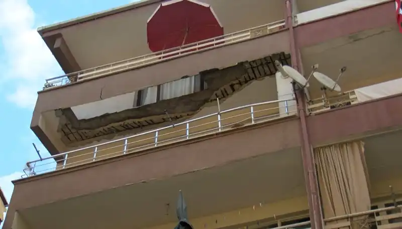 İstanbullular Korku Dolu Anlar Yaşadı: Beş Katlı Bina Balkonu Çöktü