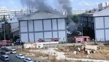 Başakşehir Sanayi Sitesinde Korkutan Yangın: Yangın Yerinin İtfaiyesi