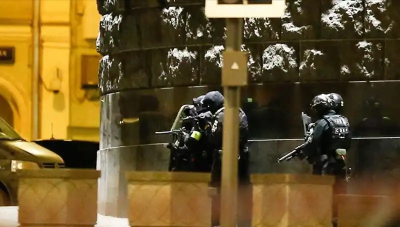 Rusya’da Dehşet Anları: Çatıdan Rastgele Ateş Açan Saldırı!