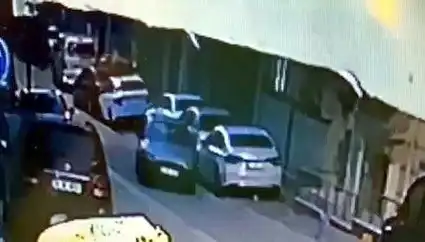 Esenyurt'ta Park Halindeki İki Araca Çarpan Sürücü Kaçtı!