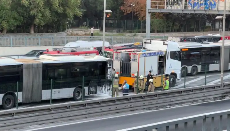 İstanbul Metrobüsünde Yangın: Trafik Kaosu ve Endişeler Tavan Yaptı