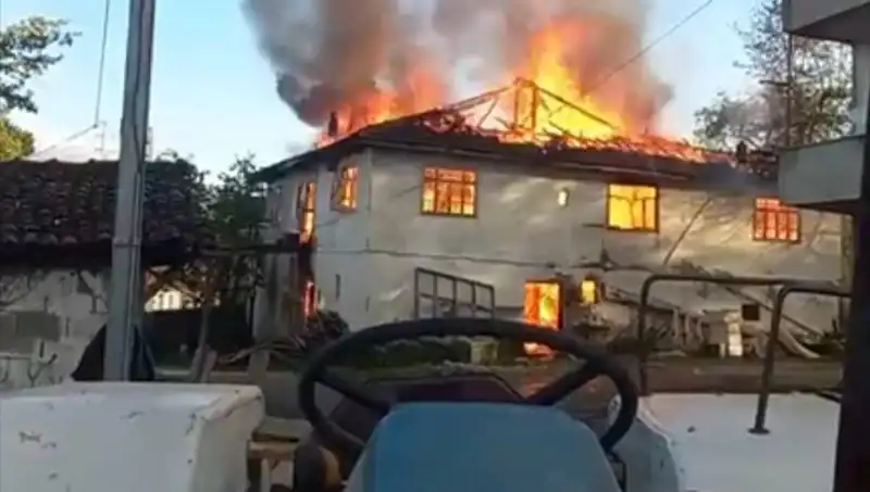 İki Katlı Evde Çıkan Yangın Korkuttu, Mahalleyi Sardı!