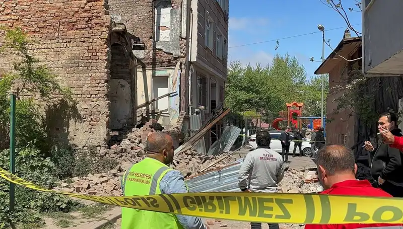 Fatih’te Deprem Felaketi: Bir Bina İlk Anda Çöktü, Hayatlar Tehlikede