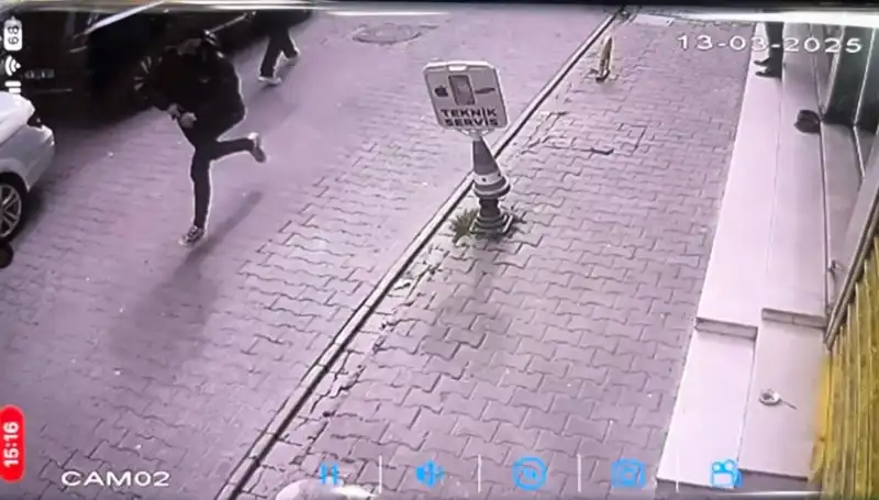 İstanbul'da Silahlı Saldırı: Bacağından Vurulan Genç Acil Servise Kaldırıldı