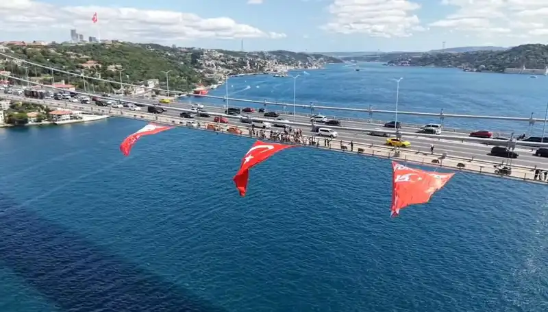 Bu Dev Türk Bayrağı Köprüde Dalgalanıyor, Görülmeye Değer!
