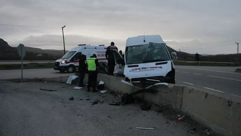 İşçi Servisi İstinat Duvarına Çarparak Dikkatleri Üzerine Çekti