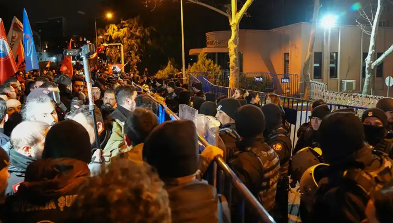 Ekrem İmamoğlu Protestolarında Sıcak Gelişmeler: Tenteler Devrildi, 16 Polis Yaralandı
