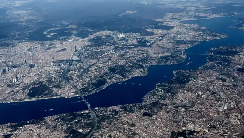 İstanbul Semalarında Bahar Havası: Uçaklar Şehir Üzerinde Halka Çiziyor!