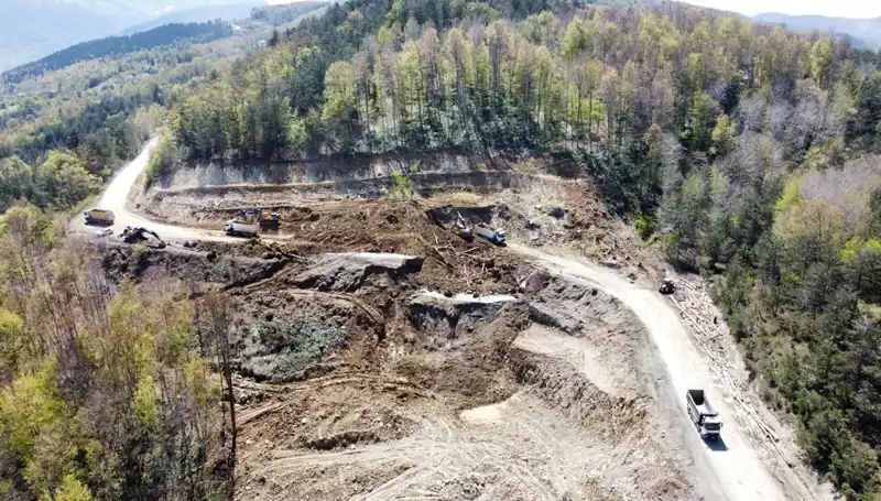 Kastamonu-Çatalzeytin Yolunda Heyelan: Araçlar Kuşatıldı, Trafik Kilitlendi