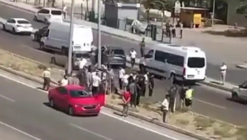 Yolun Karşısına Geçen Yayaya Çarpan Otomobil Sürücüsünün Tepkisi Dikkat Çekti