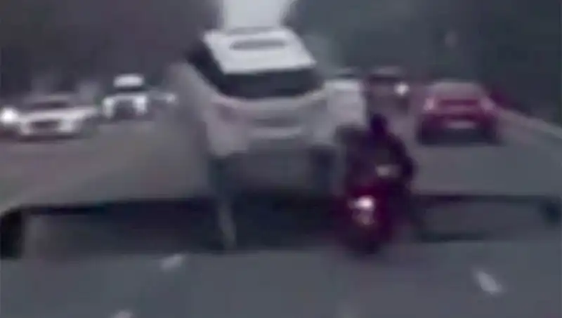 Güney Kore Otoyolunda Oluşan Dev Çukur Motosikleti Yuttu!
