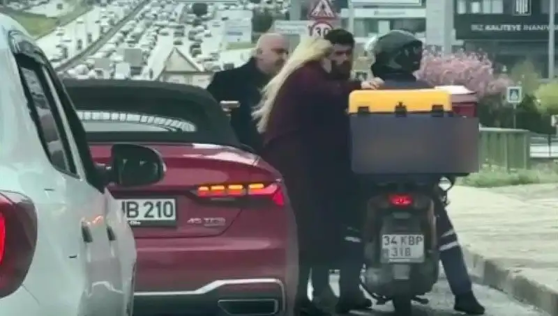 D-100'de Dehşet Anları: Motokuryeye Silah Çeken Sürücü Yakalandı