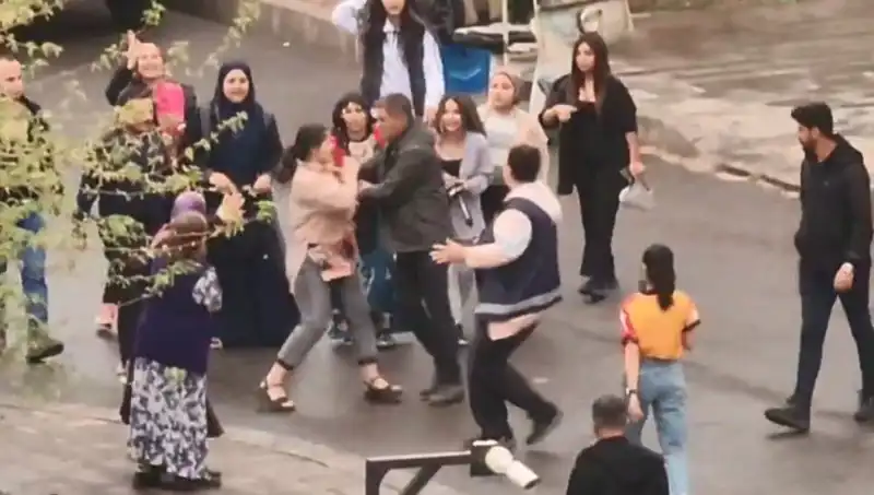 Adliye Önünde Yaşanan Tekmeli Yumruklu Kavga Gözleri Kamaştırdı