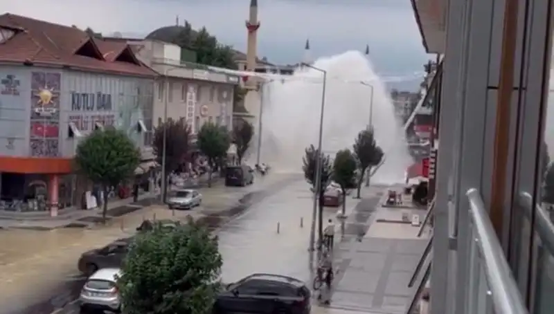 İçme Suyu Hattındaki Patlama Şehri Alt Üst Etti: Su Gökyüzüne Fışkırdı