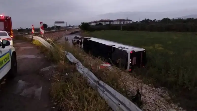 Manisa'da Yolcu Otobüsü Faciası: Çok Sayıda Yaralı ve Acil Durum İlanı